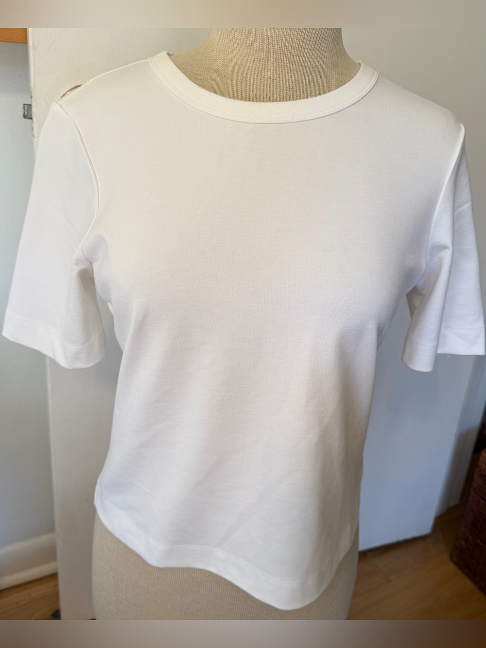 Adrienne Vittadini White Crewneck Tee - Versatile and Comfortable, Great Style